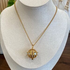 Elegant Gold Pendant Necklace